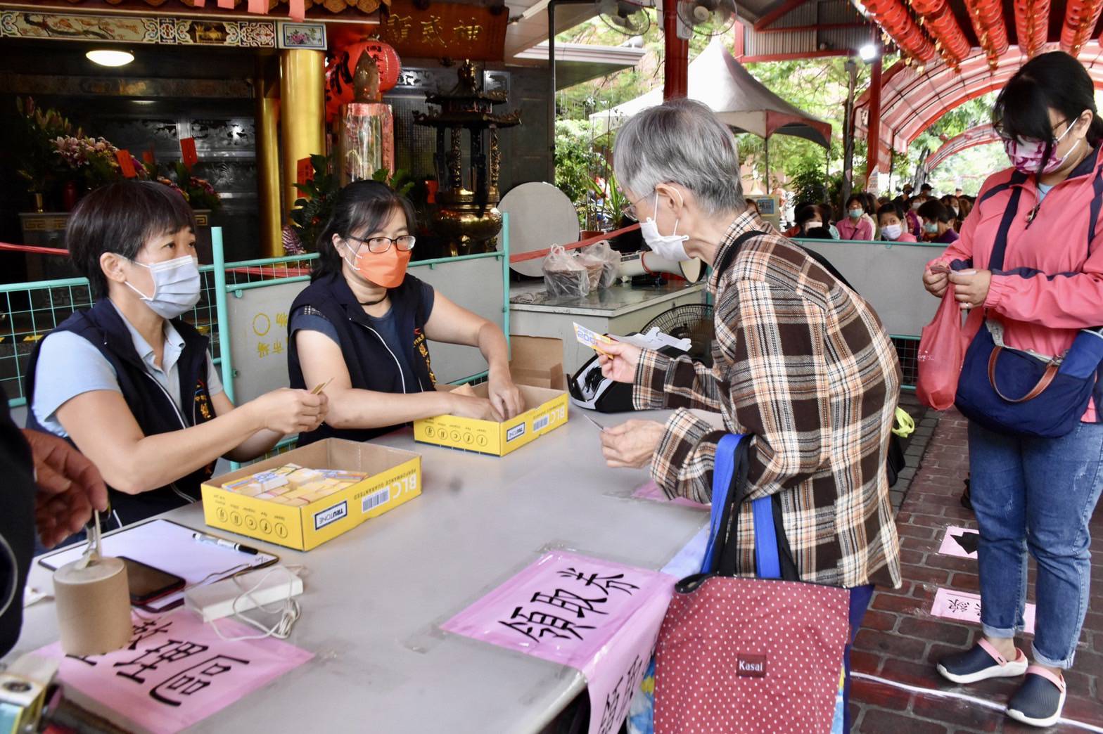 台中首推「物調券」首日發送順利 民眾排隊搶頭香：現金變大很有感！