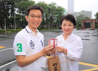 幸運得主現身!盧市長親送李維拉簽名球 笑稱棒球迷相見歡