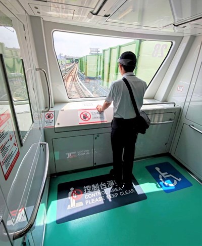 自6月6日起,中捷列車駕駛台蓋板蓋上但不上鎖。