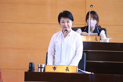 質詢台就是最好的頒獎台 盧市長議會備詢未親領獎:這份榮耀歸屬市民