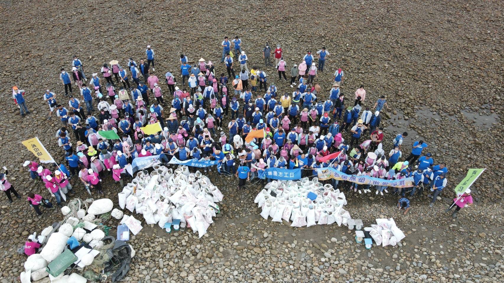 臺中市政府全球資訊網-市政新聞-ESG企業守護海洋環境大甲松柏漁港400人淨灘