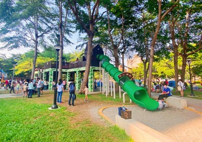 豐富公園樹屋遊戲場更是大受好評,每逢傍晚及假日都有許多大、小朋友排隊等著遊玩