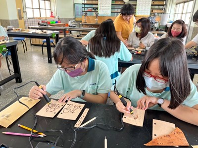啟發學生美感創造力 中市府與中科大合推「皮雕烙畫」