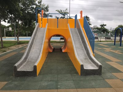 仁化公園潛水艇遊戲組包含磨石子溜滑梯及多種遊戲功能,如傳聲筒、攀爬柱等
