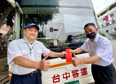 台中客運駕駛何樑德開12路公車(左),與乘客互動常有溫馨故事