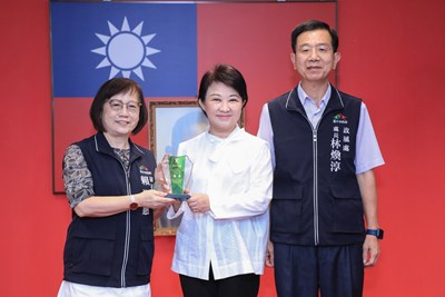 今(4)日市政會議,由副秘書長兼採購稽核小組召集人賴淑惠及政風處長兼副召集人林煥淳,將此獎項殊榮獻予市府