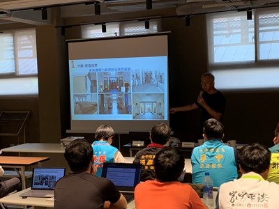 計畫主持人郭俊沛參與許多臺中市文化資產修復工作,於現場說明未來再利用原則