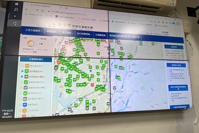 交控中心若發現道路事故或施工造成塞車,立即透過資訊顯示看板、網站或交通網APP等管道,告知用路人即時交通資訊