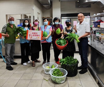 培養土產出好又甜的蔬菜,贈送給「林蘭生慈善基金會」長輩們享用(1)