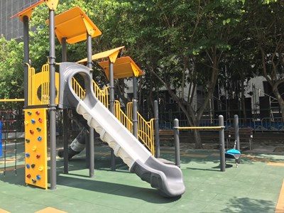 建設局投入370萬元打造全新共融遊戲場,增設多功能攀爬溜滑梯組