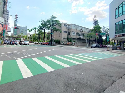 台中市已設置行人專用時相共115處,將人車通行路口時間區分開,確保用路人安全