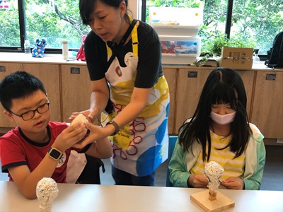 在講師的引導之下逐步完成作品
