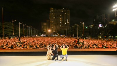 現場觀賞人數超過一萬五千人,擠滿臺中市府前廣場。攝影 曾悅倫。