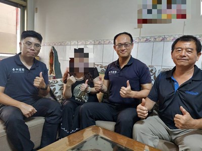 後續訪視患者合影(右起依序為:義消分隊長、分隊長、患者、隊員)