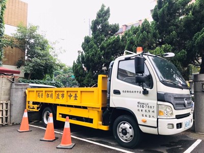 都發局表示,依據「臺中市建築物施工管制辦法」第28條之1於海上颱風警報發布後,營造廠應做好防止施工物件飛落或傾倒等安全措施