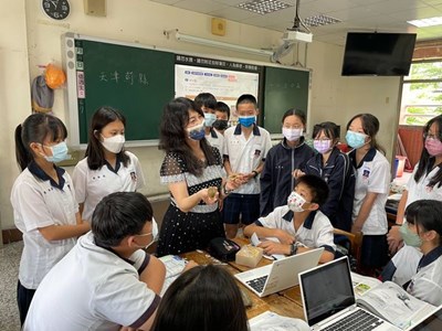 教育局修正國民中學教師授課節數編排要點,落實科科等值