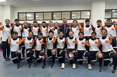 臺中市運動局長為兆基穿山甲女壘隊加油