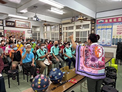策展團隊及在地志工比出海翁手勢,邀請全台旅客來大安暢遊海線風光
