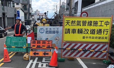 施工告示新制透過寬180公分、高90公分的大型告示牌及簡潔的文字說明,提升工程類別辨識度