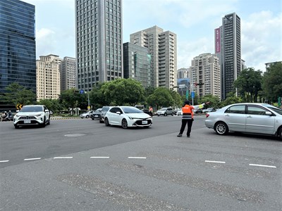 七期商圈假日人車眾多，市府也要求業者曾派義交協助導引，以維護周邊交通運行