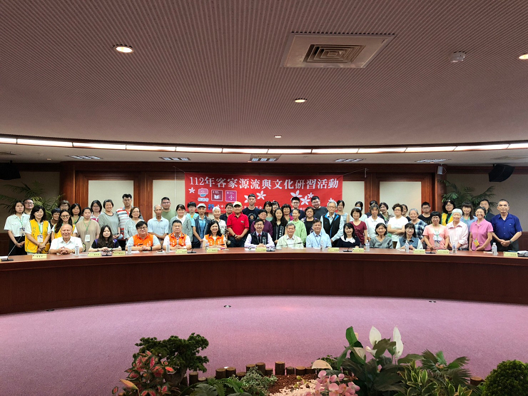 市府客委會主委江俊龍與學員大合照
