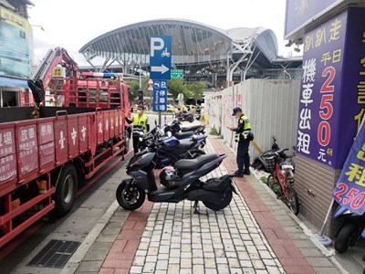 台中車站周邊均設有停車場,請駕駛人多加利用,共同維護行人通行環境_0