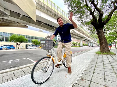 「英國叔叔」艾倫來台中15年,平時常以iBike當交通工具