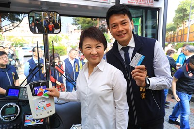 台中市長盧秀燕送給來台中就讀的學生開學大禮包,購買公共運輸定期票也同享台中境內
