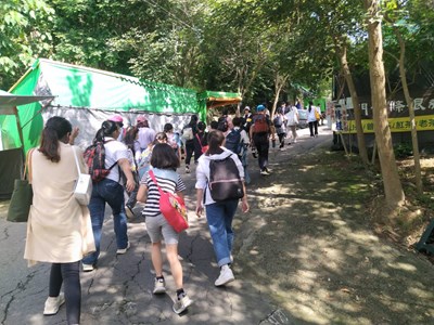 中市百位兒少健行淨山 3歲童當環保小尖兵