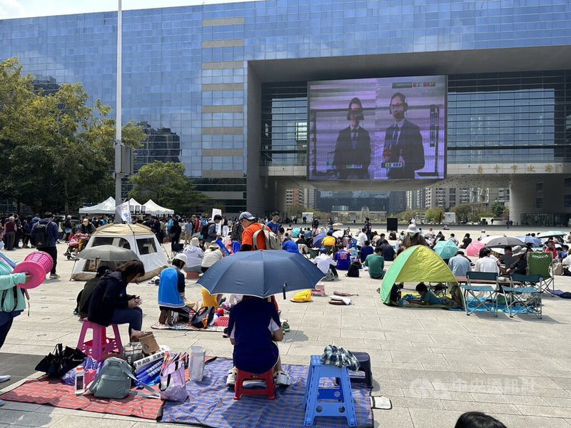 台中市政府特別規劃府前廣場大螢幕直播