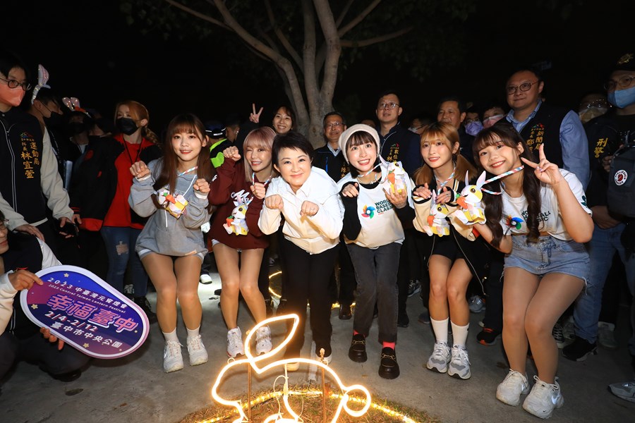 市長盧秀燕今晚也邀請史上最強的啦啦隊-經典女孩-當代言人