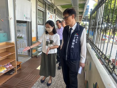 幼兒園主任向局長說明教室環境整理情形