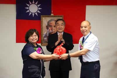 在副市長黃國榮監交下,中捷公司新任董事長顏邦傑與卸任董事長吳存金交接印信。
