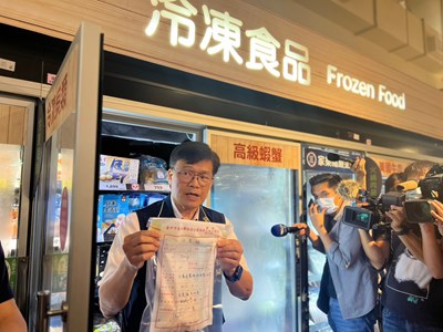 衛生局長曾梓展今(1)日率隊前往大賣場突擊稽查,現場抽驗水產品帶回實驗室檢測輻射值,全力為市民健康把關