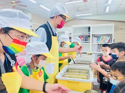 中市府提升偏鄉學校午餐品質 教育局長視察馬鳴國小與師生共享午餐