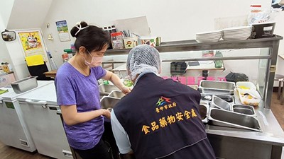 食安處稽查員進行冰品配料抽驗