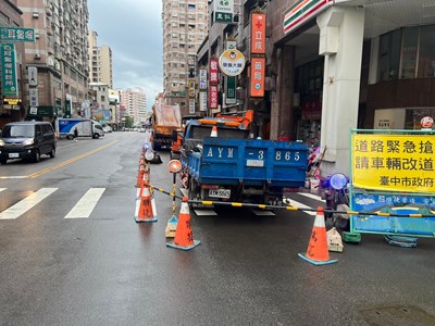 自來水管管漏造成學府路路面坑洞,建設局昨日事發後要求自來水公司加速查修