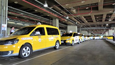 計程車常因配合乘客需求而觸犯交通法規,交通局推動搭小黃「三不」原則