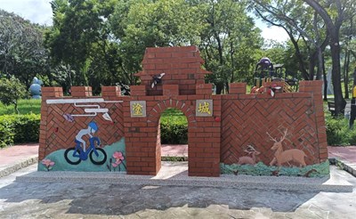 作品《多元塗城》以城牆為型,正面融入自行車及水鹿等元素。