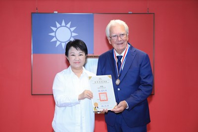精華歲月盡數奉獻台中 挪威尤約翰牧師獲頒榮譽市民獎章