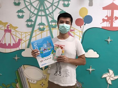 前往南區戶所辦理出生登記的王先生,將市府的美意全部打包「袋」走