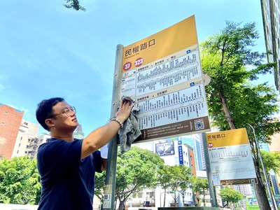 台中市站牌維護員守護公車站牌，上山下海不嫌遠，是維護公車站牌的城市英雄。