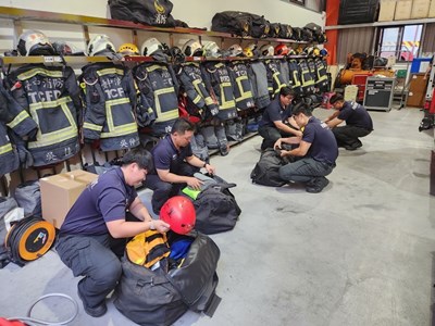 消防局各大隊、分隊持續整備各項救災器材,加強巡邏低窪易淹水、土石易崩塌、溪河沿岸等危險地區