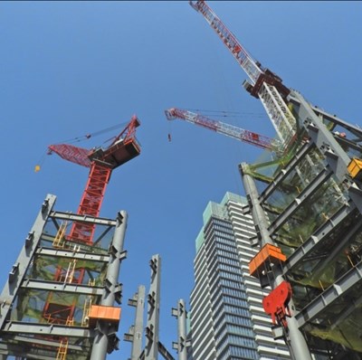 固定式起重機(塔吊)主柱應以牽索繫牢,並停妥吊鉤、伸臂及將旋轉煞車放開。