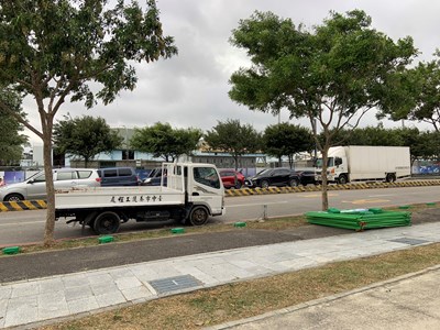 日前中央公園因應國慶焰火落焰管制區,於經貿五路、經貿路、大鵬路、凱旋路所圍設的乙種圍籬也預防性撤下