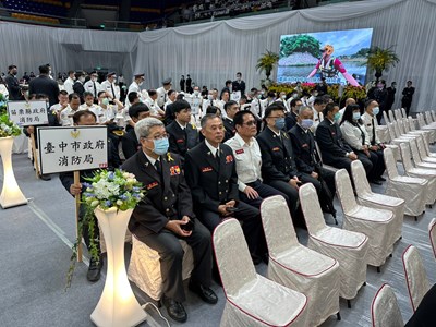 屏東殉職勇消公祭,臺中市政府由消防局簡任技正楊純凱(前排右一)代表市長,率消防及義消同仁共41人前往悼念