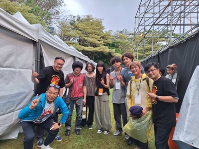 新聞局長特別於台下聆聽日本人氣樂團No Buses演出,並於演出後與其合照。
