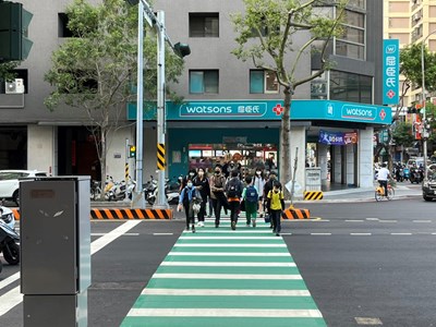 持續推動人本無障礙通行環境及道路燙平,提升人行安全