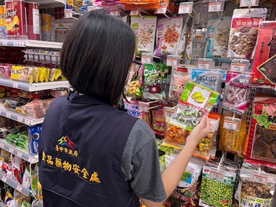 中市稽查人員查核市售休閒食品(零食)