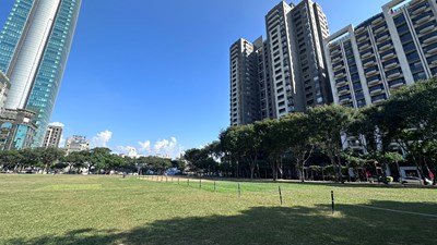 向市民朋友及遊客宣導,現場草皮圈圍養護中,請勿隨意跨越圈圍設施,以利草皮得以盡_0